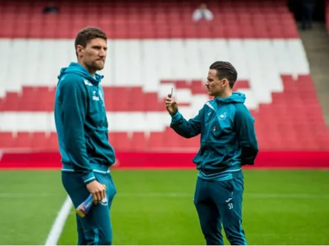 Vừa tới Emirates, dàn sao Swansea đã tranh thủ tự sướng