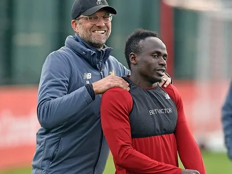 Vừa trở lại, Sadio Mane đã được HLV Klopp nâng niu