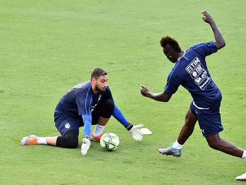 Vừa trở lại tuyển Ý, Balotelli đã thử tài "tiểu Buffon"
