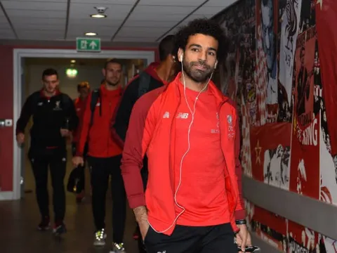 Vượt bão chỉ trích, Salah vẫn tươi cười xuất hiện tại Anfield
