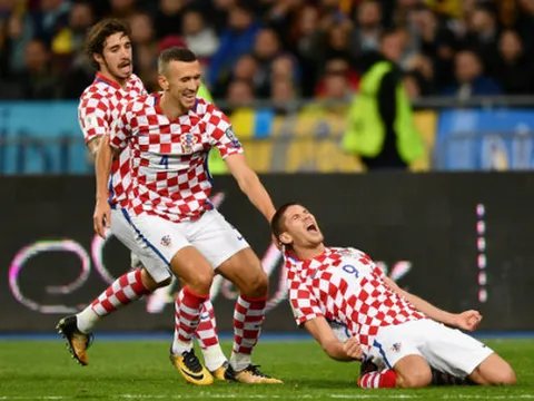 Vượt qua Ukraine, Modric cùng đồng đội tự an ủi bằng vé play-off