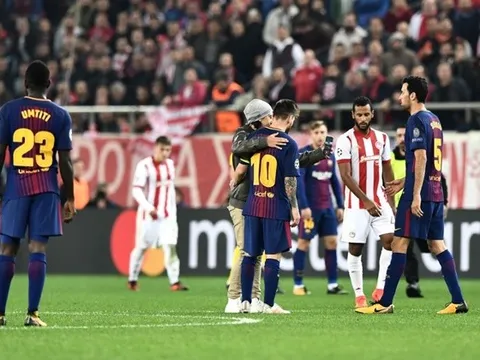 Vượt rào an ninh, fan nhí vào tận sân ôm bằng được Messi