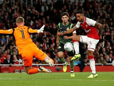 Walcott nổ súng, Arsenal nhẹ nhàng đi tiếp ở League Cup