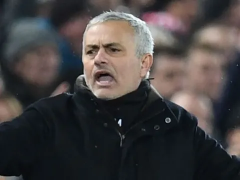 Bị Man Utd sa thải, Mourinho xuống đường 'dạy' chiến thuật