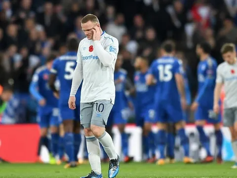 Wayne Rooney cúi gầm mặt đón thất bại cùng Everton