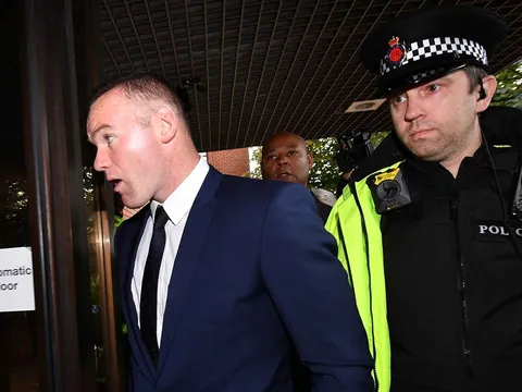 Rooney nhận hình phạt đích đáng sau vụ 'bay đêm' với gái lạ