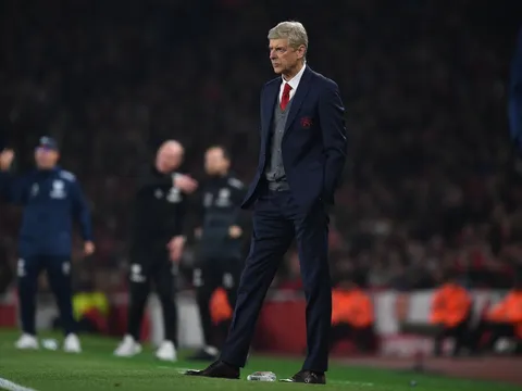 Wenger bênh vực trọng tài trong tình huống gây tranh cãi
