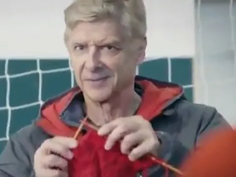 Wenger khoe tài đan len nhân dịp Giáng Sinh
