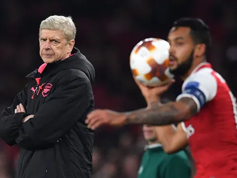 Wenger "nản lòng" nhìn Walcott, Giroud chơi tệ ở Europa League