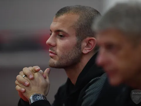 Wenger, Wilshere trầm tư trên chảo lửa Serbia