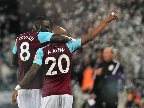 West Ham 2-0 Huddersfield: Slaven Bilic thoát hiểm