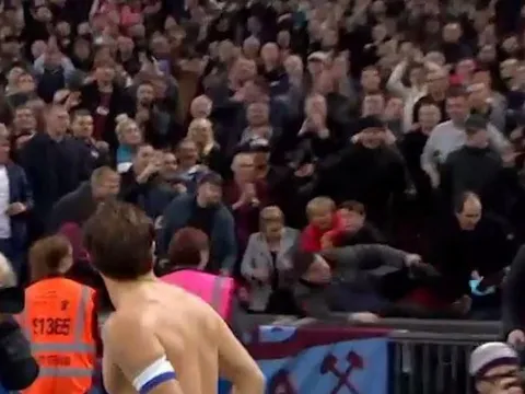 Cổ động viên ngã sấp mặt vì cướp áo sao Premier League