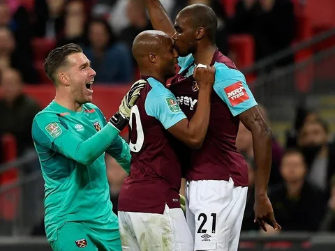 'Búa tạ' ngược dòng không tưởng, loại Tottenham khỏi League Cup