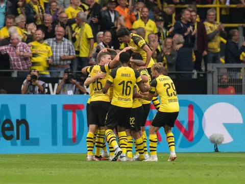 Witsel 'xe đạp chổng ngược', Dortmund hủy diệt Leipzig ngày khai màn