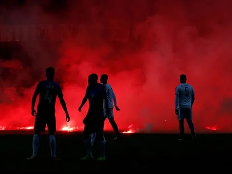 CĐV trút mưa pháo sáng vì đội nhà không được dự World Cup