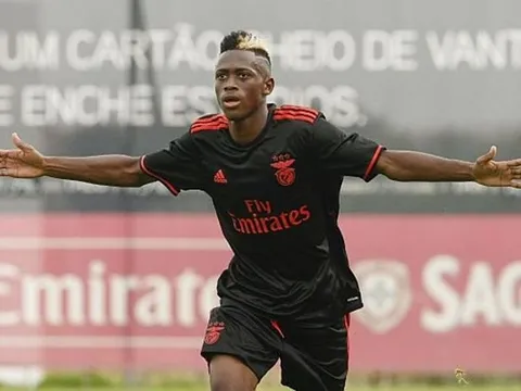 Xác nhận! Man Utd đại chiến với Barca vì Ronaldo