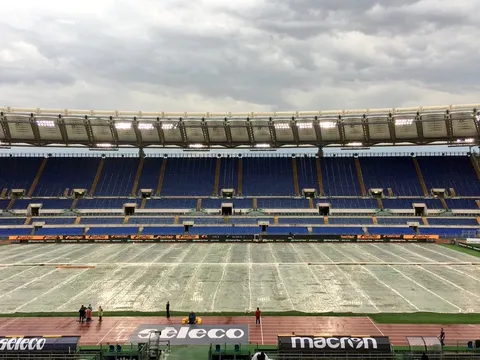 XÁC NHẬN: Mưa bão, trận cầu đinh Serie A bị hoãn 1 tiếng