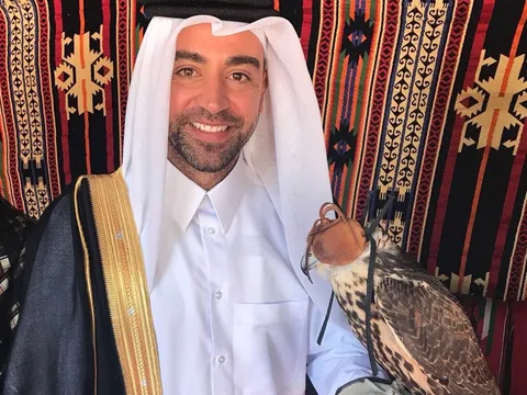 Xavi như một nhà quý tộc trong trang phục của Qatar