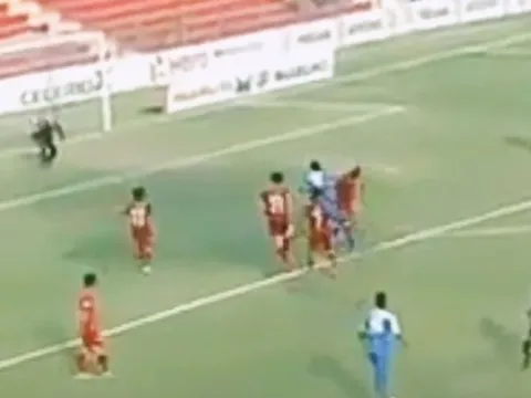 Xem cầu thủ vô danh một mình lừa qua 5 cầu thủ trước khi ghi bàn như Messi