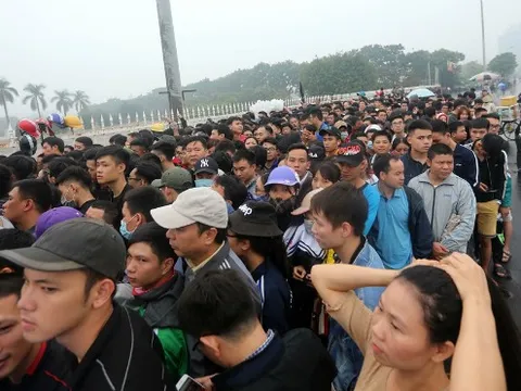 Điểm tin bóng đá Việt Nam tối 11/11: Côn đồ đe dọa người xếp hàng mua vé