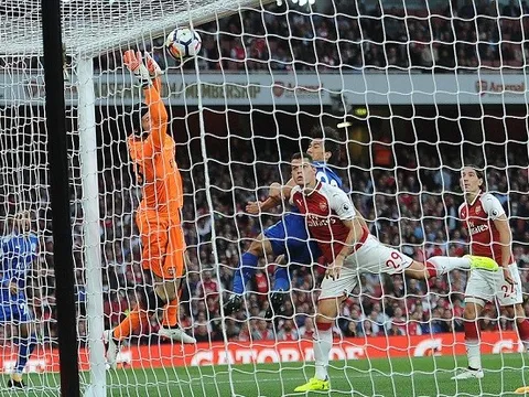 Xhaka cố gắng tái hiện siêu phẩm của Stankovic trên sân tập