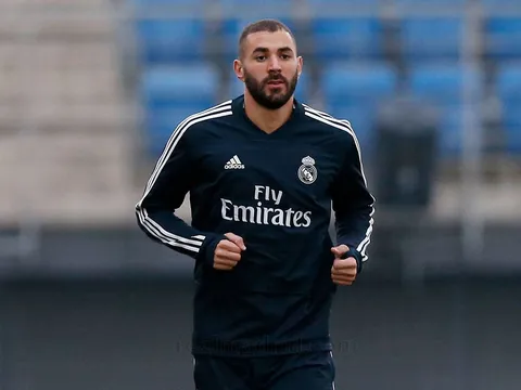 Xin khoác áo Algeria không thành, Benzema buồn thiu trở về Madrid