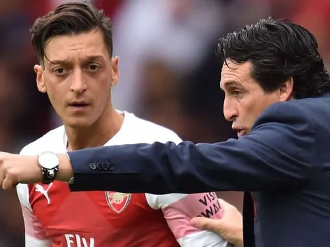 XONG: HLV Emery lên tiếng về mâu thuẫn với Ozil