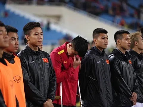 Lục Xuân Hưng chống nạng, bật khóc vì chia tay tuyển Việt Nam