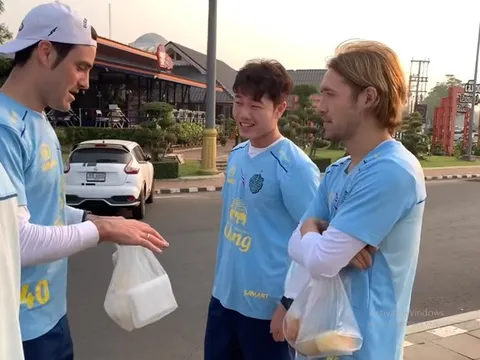 Xuân Trường tươi cười cùng đồng đội mới tại Buriram United