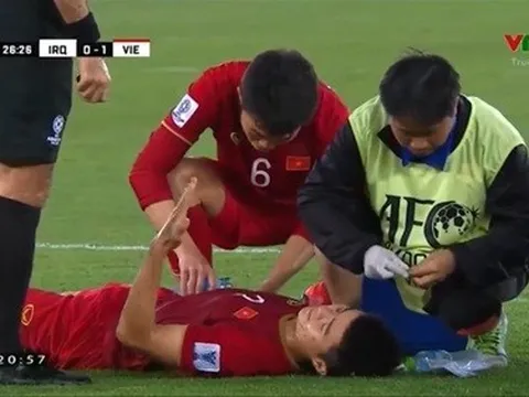 Xuân Trường chăm sóc cho Duy Mạnh sau tình huống đổ máu