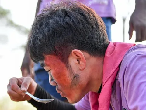 Xuân Trường mặt lem luốc, trổ tài nấu cơm cùng các đồng đội ở Buriram