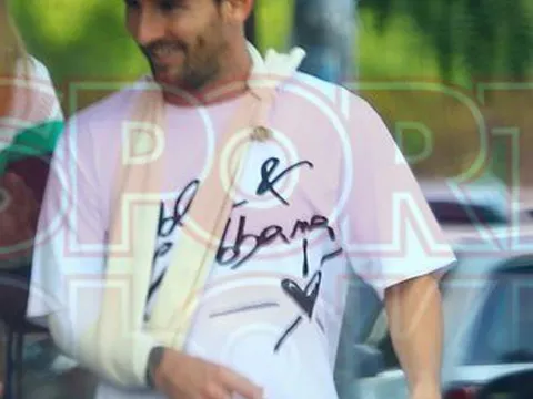 Xuất hiện với tay bó bột, Messi vẫn tươi cười trước Paparazzi