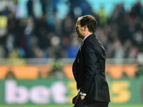 Bị đuổi lên khán đài, HLV Juventus phản ứng đầy bất ngờ