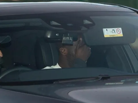 Yaya Toure che mặt ngượng ngùng khi tới sân tập Man City