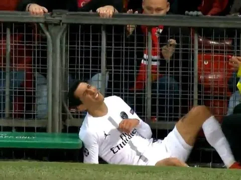 Young thoát thẻ đỏ sau pha tranh chấp nguy hiểm với Di Maria