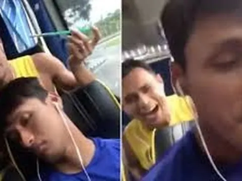 Tuyển thủ Malaysia chơi khăm đồng đội trước chung kết AFF Cup