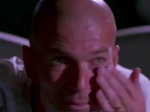 Huyền thoại Zidane rơi nước mắt khi xem video của người cha