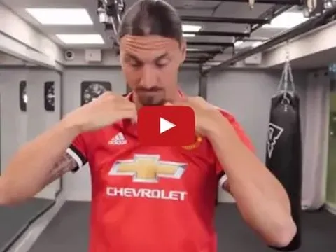 Zlatan Ibrahimovic ngạo nghễ khoác lên mình chiếc áo số 10
