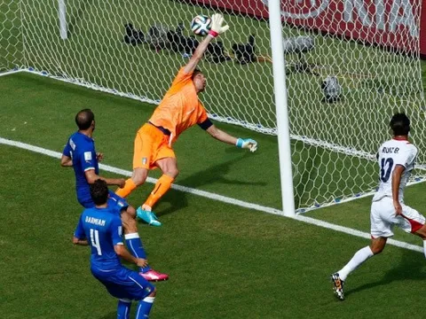ĐẾM NGƯỢC 24 ngày World Cup: Bryan Ruiz "tiễn" Azzurri