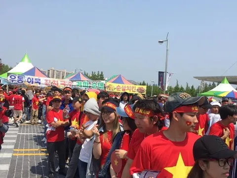 CĐV Việt Nam biến sân Jeonju thành "chảo lửa" Mỹ Đình