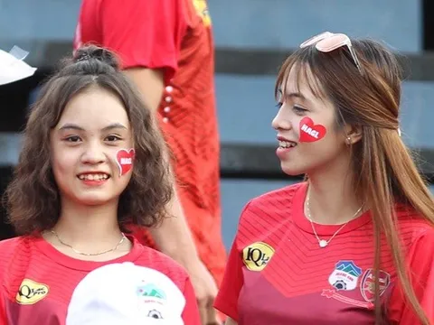 Dàn mỹ nữ lặn lội phương xa cổ vũ Công Phượng, Tuấn Anh