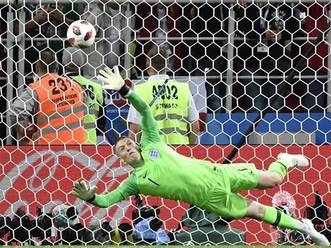 Pickford đáp trả Courtois sau khi trở thành người hùng trên chấm penalty