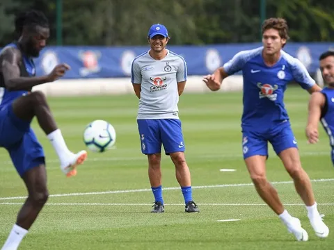 Như chưa có gì xảy ra, Conte theo sát buổi tập của các cầu thủ Chelsea