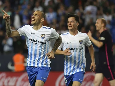 Fabinho rạng rỡ khoe áo đấu Liverpool
