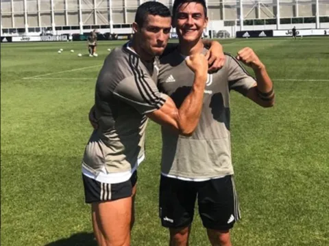 Bị Ronaldo giơ nắm đấm dọa, Dybala đáp trả không vừa
