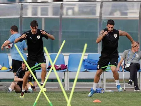 Chỉ mình Kante cô đơn, mặc quần cụt trong lễ cưới của Fabregas