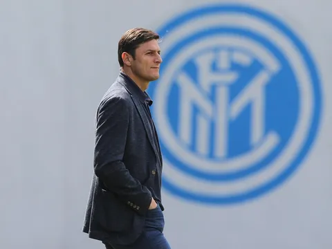 Phó chủ tịch Javier Zanetti thị sát buổi tập luyện của Inter trước derby Milan