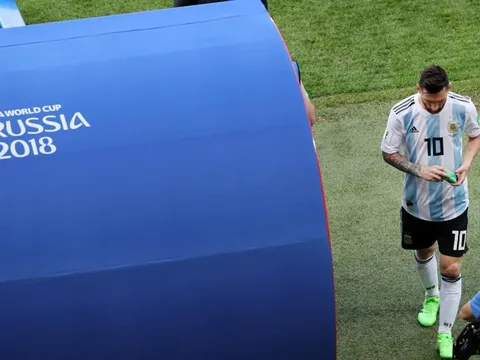 Sau thất bại, Messi và Ronaldo thành nạn nhân của ảnh chế