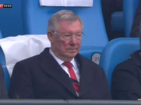 Sir Alex giận tái mặt khi Man United bị dẫn trước 2 bàn