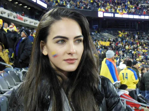 Dân mạng truy tìm thông tin cô gái 'gây thương nhớ' là fan Colombia
